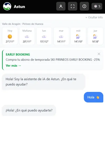 Chat en el móvil con el tiempo de la zona, un aviso y la conversación con el asistente