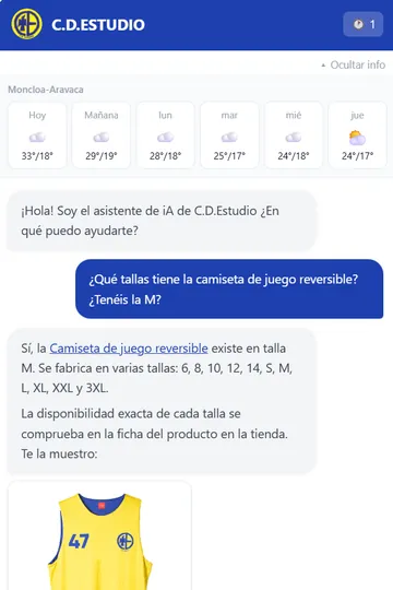 El chat responde qué tallas tiene una camiseta y la enseña en una tarjeta con foto